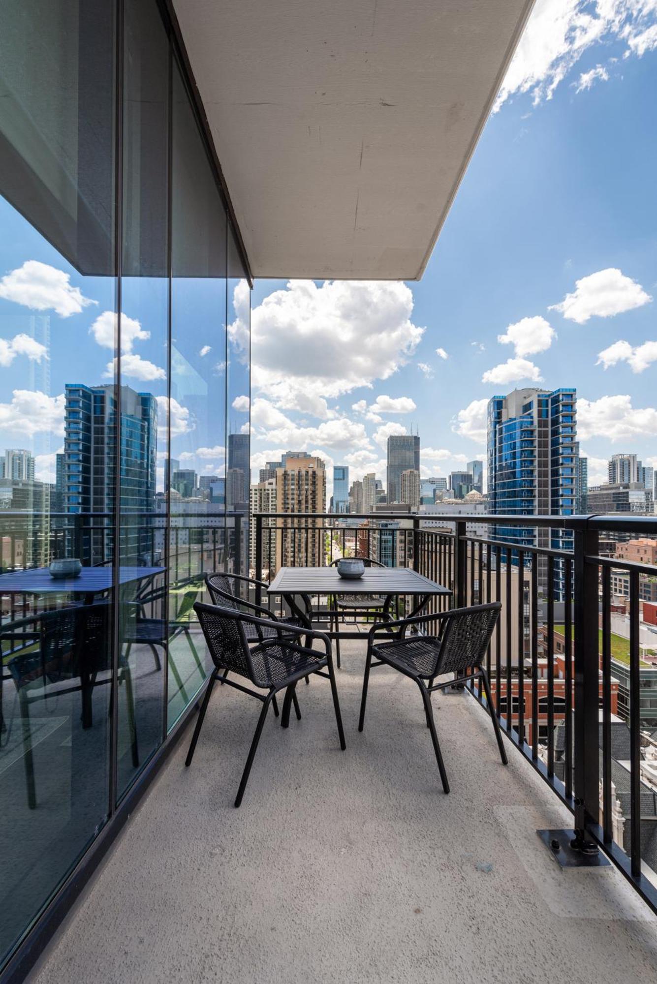 Aurelien Spacious Apartments In The Heart Of Gold Coast Chicago Bagian luar foto